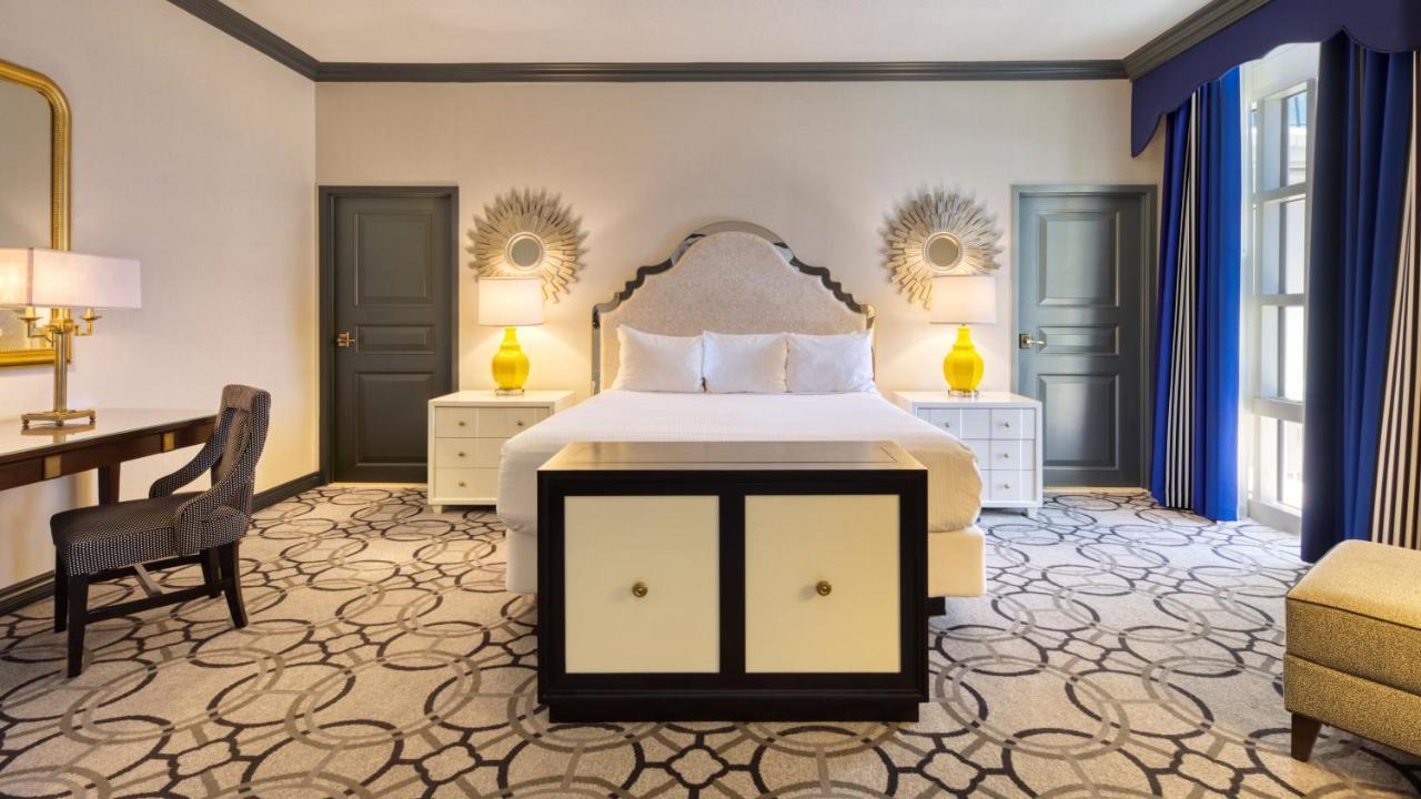 Paris Las Vegas Hotel & Casino (Adults Only) Esterno foto A guest room at the Ritz-Carlton, Austin