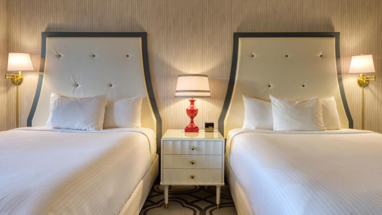 Paris Las Vegas Hotel & Casino (Adults Only) Esterno foto Two beds in a hotel room
