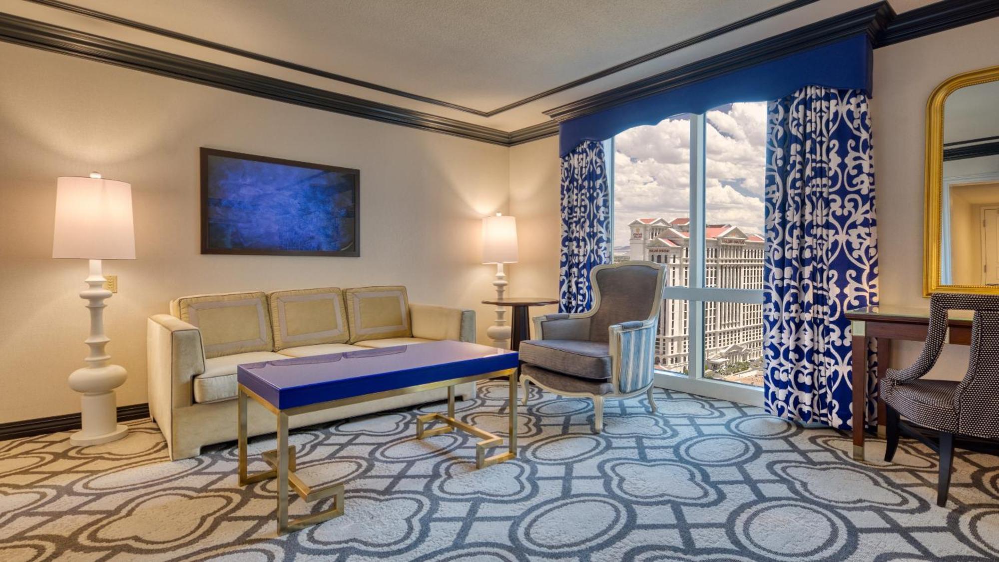 Paris Las Vegas Hotel & Casino (Adults Only) Esterno foto A living room in a hotel room
