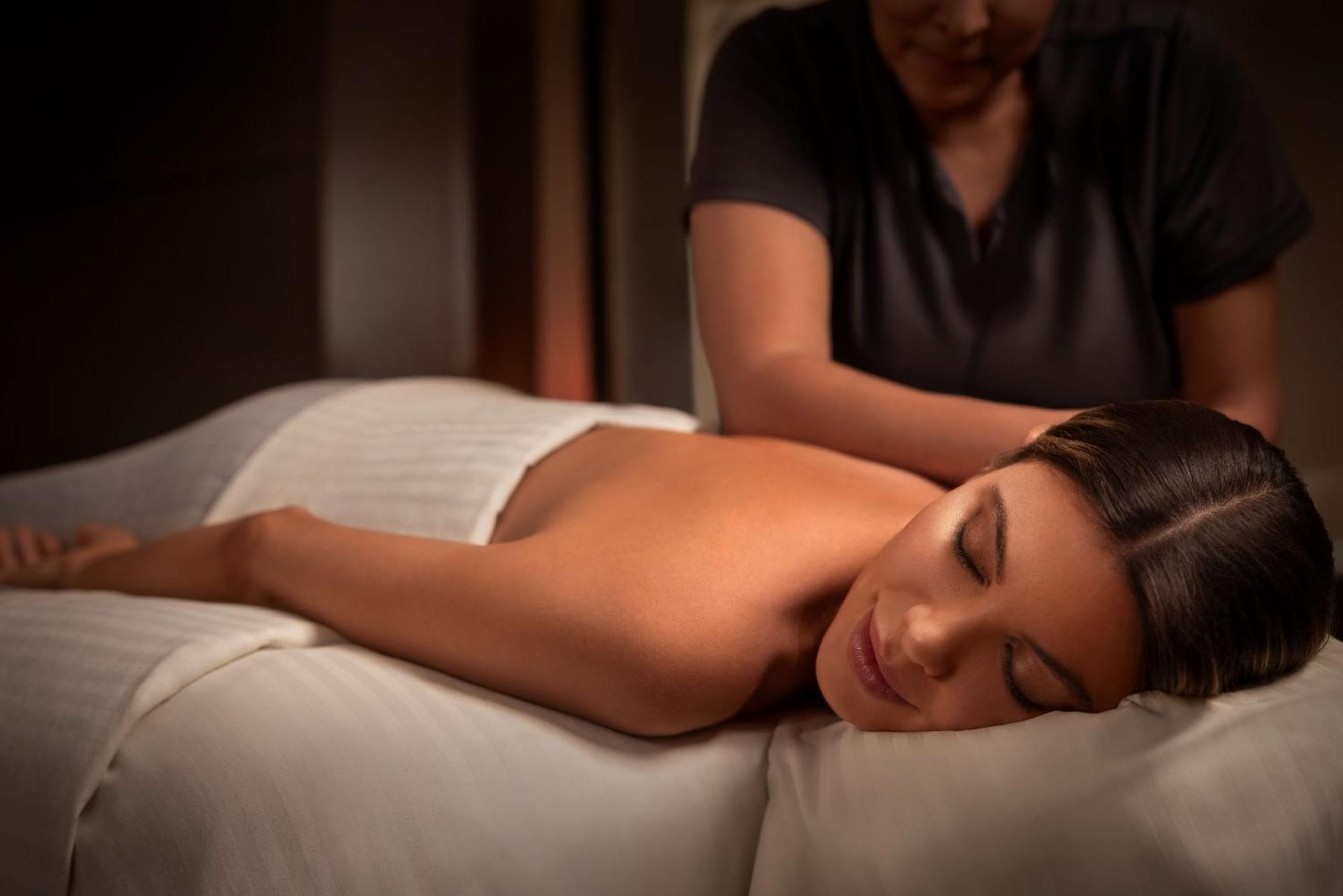 Paris Las Vegas Hotel & Casino (Adults Only) Esterno foto A woman receiving a massage