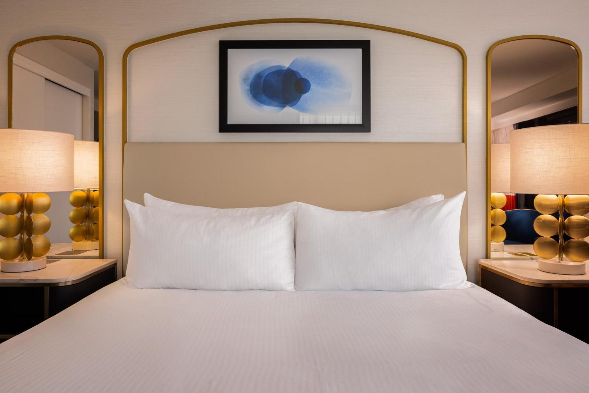 Paris Las Vegas Hotel & Casino (Adults Only) Esterno foto A guest room at the W Hollywood