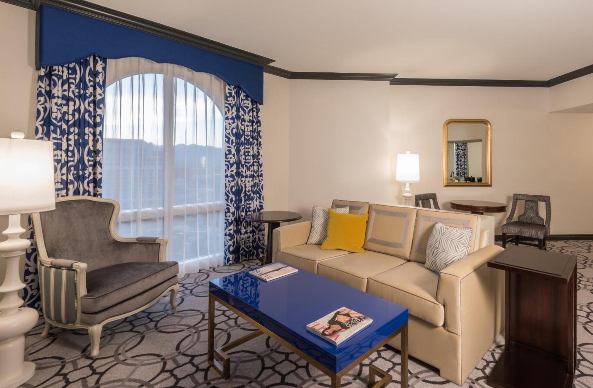 Paris Las Vegas Hotel & Casino (Adults Only) Esterno foto A living room in a suite at the Ritz-Carlton, San Francisco