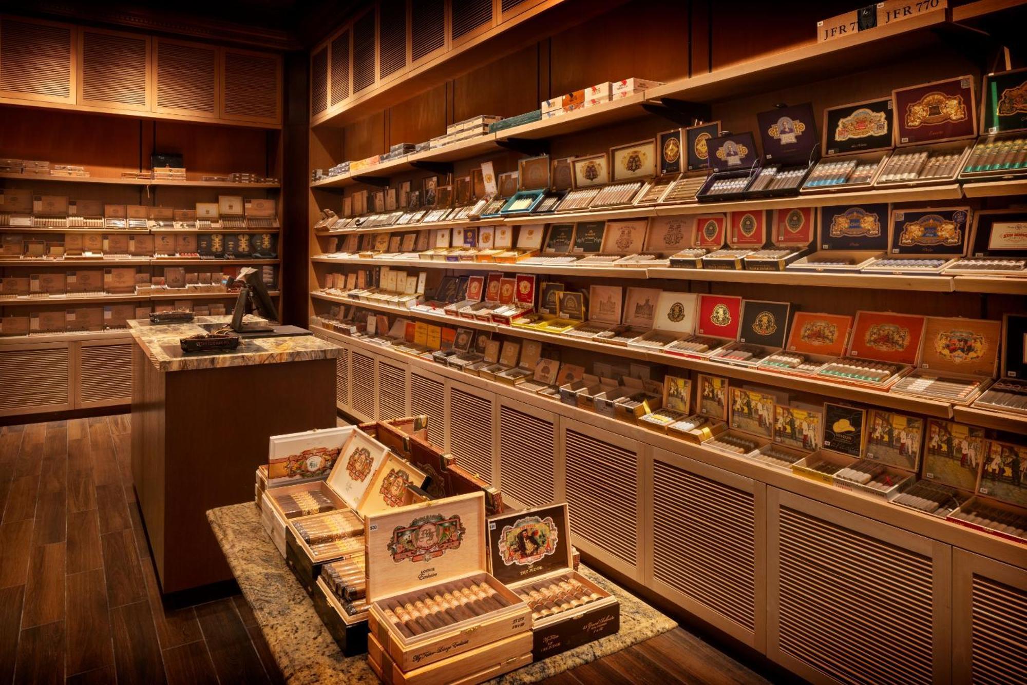 Paris Las Vegas Hotel & Casino (Adults Only) Esterno foto A cigar shop in Madrid, Spain.